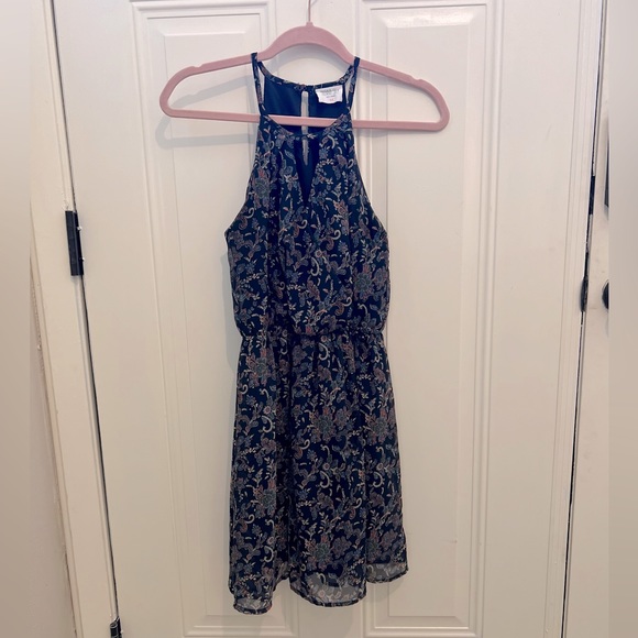 Beautiful flowered keyhole dress - Picture 2 of 2